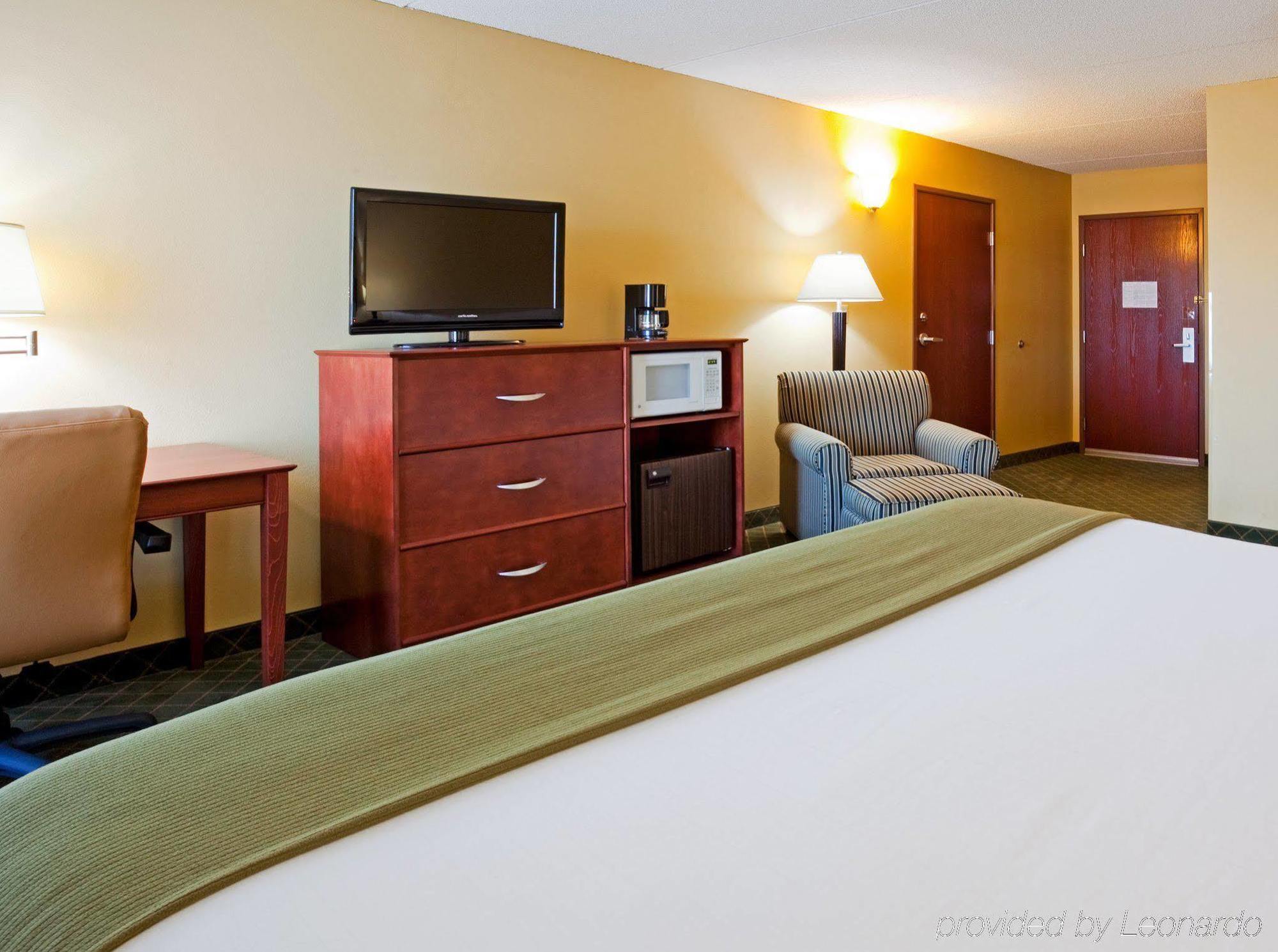 Holiday Inn Express Hotel & Suites Coon Rapids - Blaine Area, An Ihg Hotel Екстер'єр фото